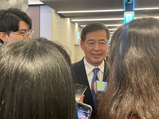 신학철 LG화학 부회장이 31일 서울 중구 플라자호텔에서 열린 제16회 화학산업의 날에 취재진의 질문에 답하고 있다. 공동취재단 제공.